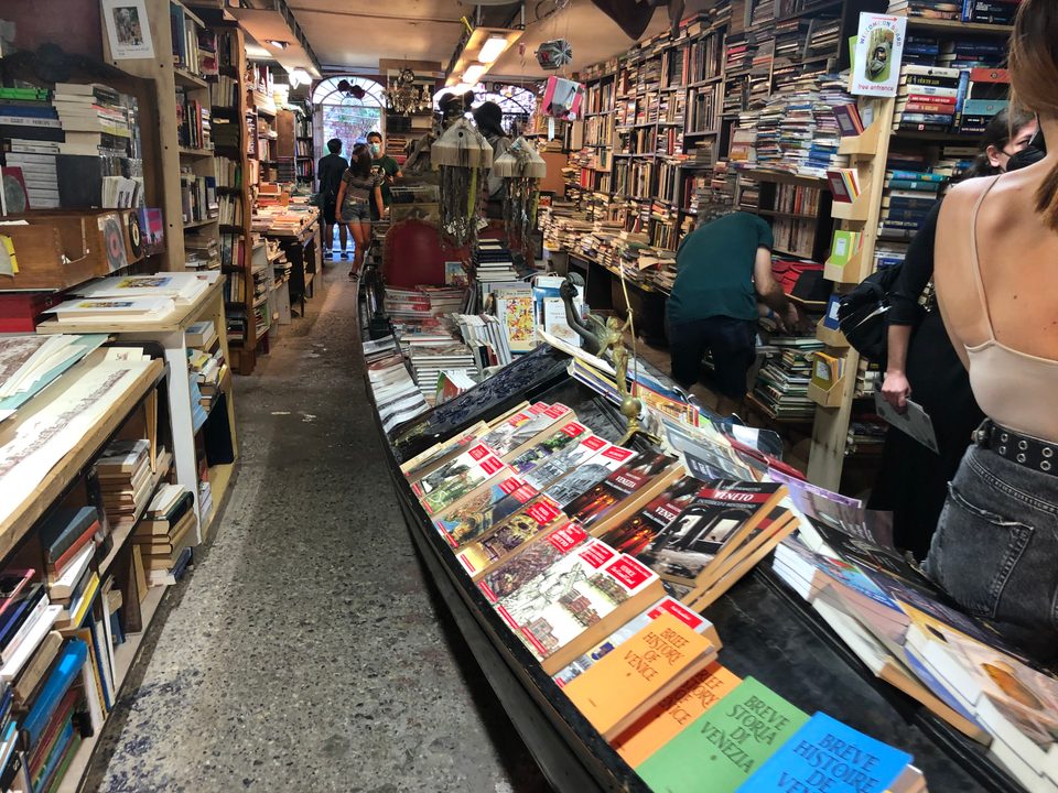 Libreria Acqua Alta 2/3